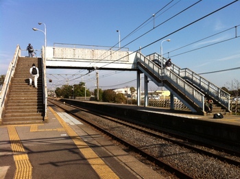 松尾駅の弧線橋.JPG
